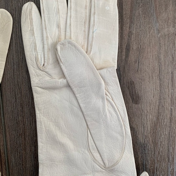 Glows - Picture 5 of 6